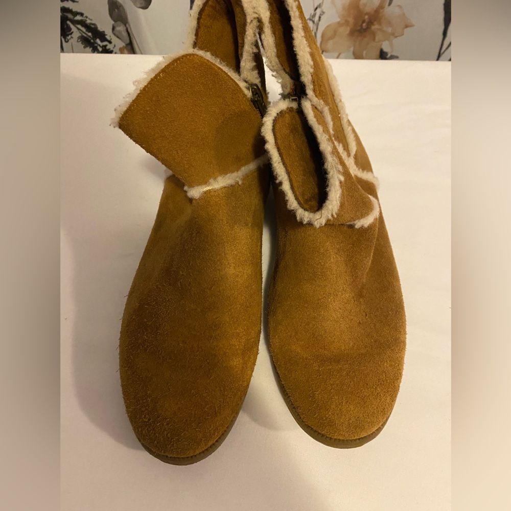Girl’s Tan Ugg Booties Size 5